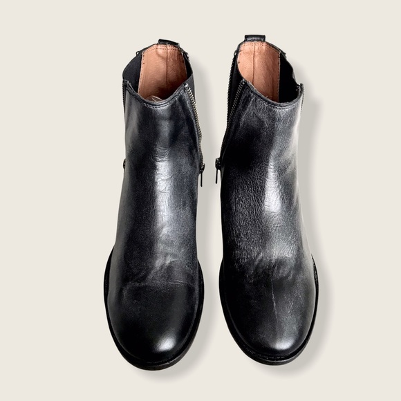 Frye Carly Zip Black Leather Chelsea Ankle Booties - Picture 11 of 16